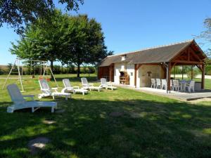 Maisons de vacances Gite familial 12 pers. proche Valencay, ZooParc de Beauval et Chateaux de la Loire, parc arbore et jeux - FR-1-591-113 : photos des chambres