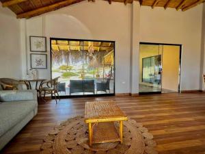 Hermosa Casa con Piscina y Playa Privada