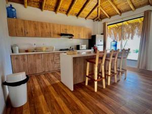 Hermosa Casa con Piscina y Playa Privada