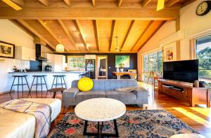 Otway Valley Lodge - koalas in the garden, wood fired hot tub