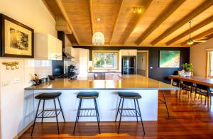 Otway Valley Lodge - koalas in the garden, wood fired hot tub