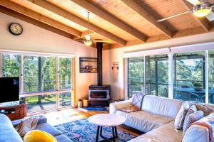 Otway Valley Lodge - koalas in the garden, wood fired hot tub