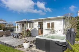 Tahatai Cottage with Spa Pool - Oneroa Village - Blackpool