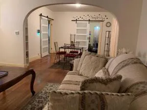 Comfortable 2-Bdrm Spacious Home with Wifi & Patio - Индианаполис