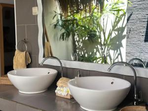 Phòng 2 Giường Đơn Với Phòng Tắm Riêng (Twin Room with Private Bathroom)