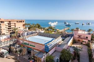 Daily rent studio pool view