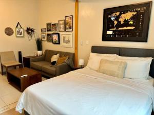 BGC 1BR unit linked to Uptown Mall with own parking