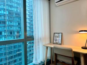 BGC 1BR unit linked to Uptown Mall with own parking