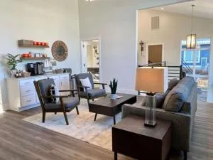 Chic Townhome with Pool and Fitness Center - Pendleton