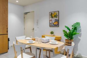 Luxe 2BR Retreat POOL GYM & PARKING South Yarra