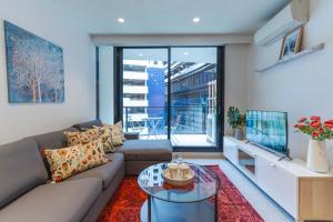 Luxe 2BR Retreat POOL GYM & PARKING South Yarra