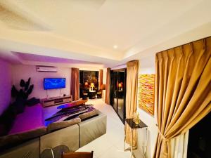 24HR CHECK IN HFLOOR SARADISE MERRITON RESIDENCY KUCHING LUXURY BALCONY FACING AIRPORT 3R2B-2Cpark