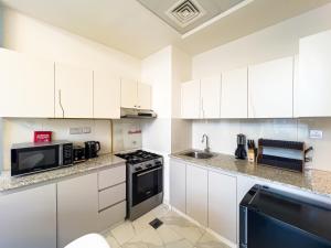 Millennium Binghatti Residence 2BR Burj Khalifa and Lake