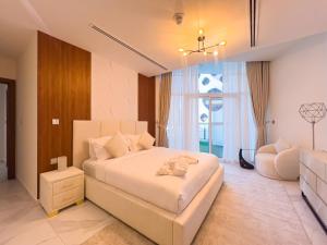 Millennium Binghatti Residence 2BR Burj Khalifa and Lake