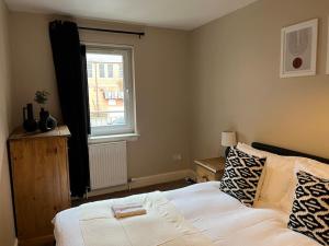 Stylish, Modern Home in Central Dundee Sleeps 4