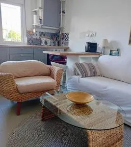 Detached renovated cottage with a garden 3 min walk from the beach - Zevgolateíon