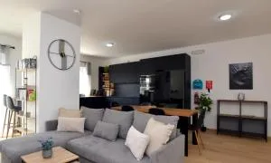 Spacious 3BR Penthouse with Large Front Terrace - Stone BBQ & Sun Loungers - Taʼ Bullara