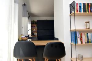 Spacious 3BR Penthouse with Large Front Terrace - Stone BBQ & Sun Loungers