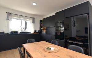 Spacious 3BR Penthouse with Large Front Terrace - Stone BBQ & Sun Loungers