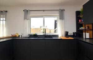 Spacious 3BR Penthouse with Large Front Terrace - Stone BBQ & Sun Loungers