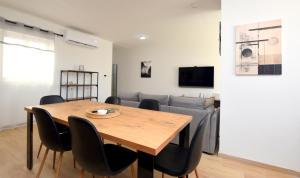 Spacious 3BR Penthouse with Large Front Terrace - Stone BBQ & Sun Loungers