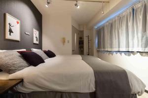 USJまで電車で20分 なんばまで2駅 京セラドーム大阪まで1駅 海遊館まで5駅 大阪城まで5駅 最寄駅徒歩2分 無料WiFi 広さ26平米 フルキッチン完備 Mackeys House!