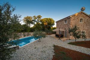 Romantic villetta - pool, nature, privacy - by TRAVELER tourist agency Krk - ID 2182
