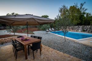 Romantic villetta - pool, nature, privacy - by TRAVELER tourist agency Krk - ID 2182