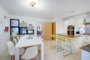 Foxherne 6 Bedroom 3Bath Serviced House 18 with Parking - Slough