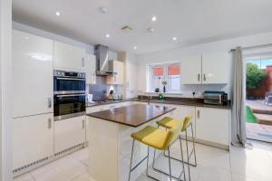 Foxherne 6 Bedroom 3Bath Serviced House 18 with Parking - Slough