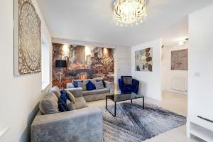 Foxherne 6 Bedroom 3Bath Serviced House 18 with Parking - Slough