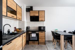 Gusta Cosy Apartment by BookingHost