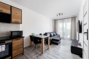 Gusta Cosy Apartment by BookingHost