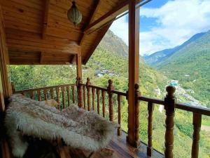 Odyssey Stays Kasol - Tree House & Swiss Tent