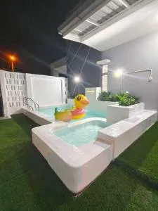 RUMAH ADAM Homestay Bukit Changgang Private Pool - Kampong Labohan Dagang