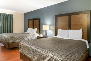 Double Room with Two Double Beds - Non-Smoking room in Econo Lodge Traverse City