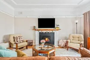 Deodar Cottage Amid Century Old Trees - Hazelbrook