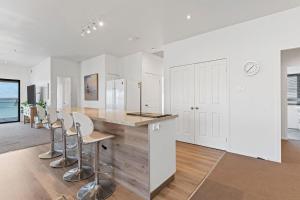 Breath taking Bay Views Private Pad Spacious