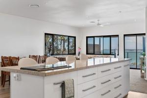 Breath taking Bay Views Private Pad Spacious