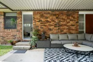 Oak Retreat Bliss by the Beach - Mona Vale