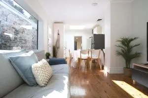 Modern 3 Bed Home in Tempe Near Airport City - Marrickville