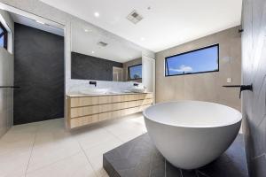 Pet friendly Luxury stay walk to beach