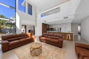 Pet friendly Luxury stay walk to beach