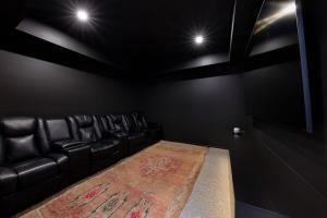 Pet friendly Luxury stay walk to beach