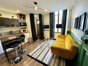 Appartements Studio  Les Coulisses Verdun Centre - Parking Moto et Velo - WIFI - Couchage 1 GRAND LIT - Gere par PrestaZen-Services : photos des chambres