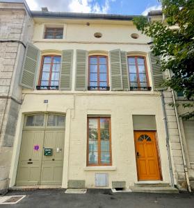 Studio " Les Coulisses" Verdun Centre - Parking Moto et Vélo - WIFI - Couchage 1 GRAND LIT - Géré par PrestaZenServices