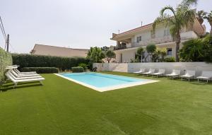 Villa Dwellings With Pool For Exclusive Use