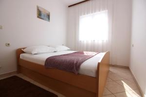 One-Bedroom Apartment with Terrace and Sea View room in Apartments by the sea Metajna Pag - 6486