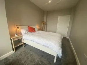 Chic Mill conversion beside Piece Hall & Eureka! - Ovenden