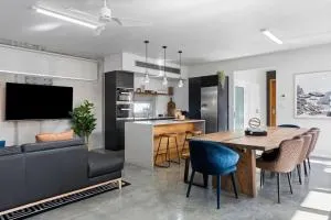 Exquisite Beachside Mansion - Whitebridge